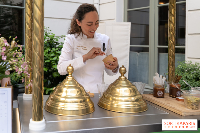 Nina Métayer installe son chariot à glace chez Maison Colbert