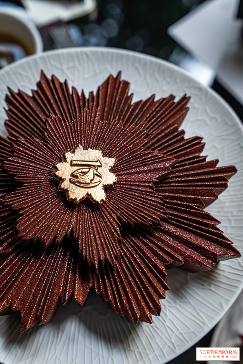 Bûche de Noël La Réserve Paris 2025 : Le sublime Astre d'Or de Jordan Talbot 