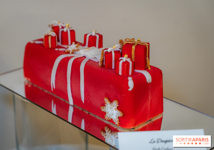 Les Bûches de Noël du Drugstore Paris 2025 pour rugir et s'émerveiller - bûche cadeaux