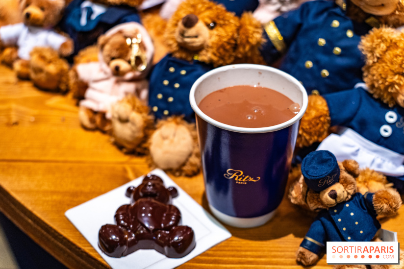 Le Ritz ouvre un pop-up gourmand de Noël Place Vendôme avec un ourson géant nommé Teddy B(e)ar : chocolat chaud