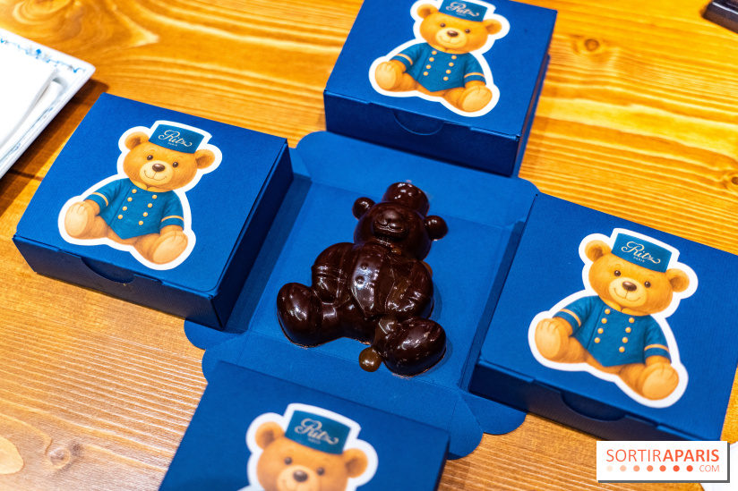 Le Ritz ouvre un pop-up gourmand de Noël Place Vendôme avec un ourson géant nommé Teddy B(e)ar