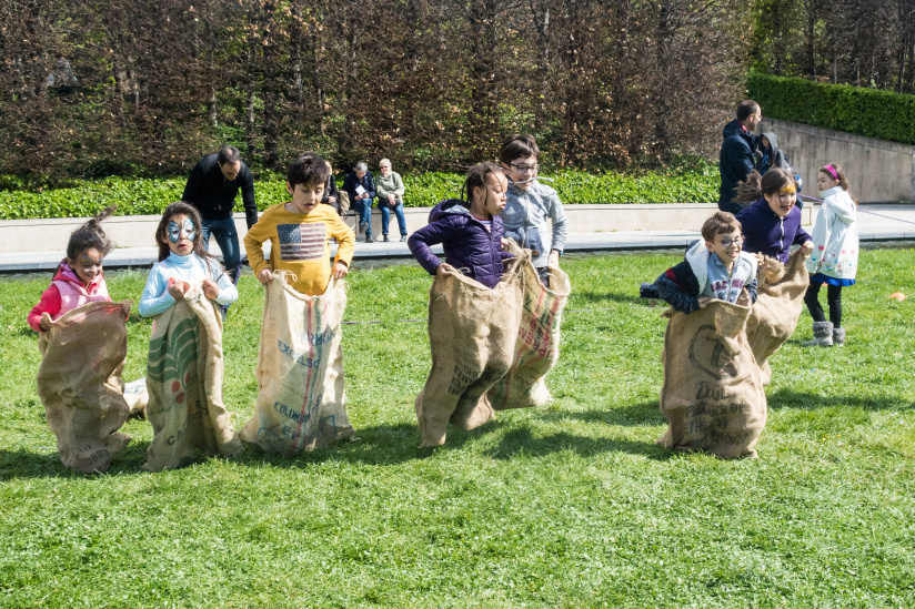 La Chasse aux oeufs du Secours Populaire au parc André Citröen 2018