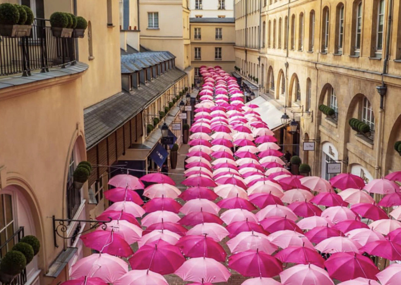 Les parapluies rose débarque au Village Royal