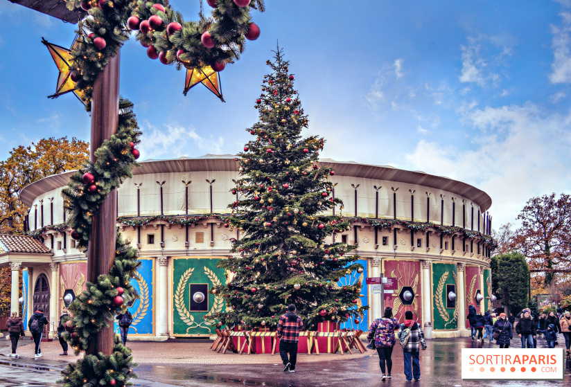 The 10 most beautiful Christmas trees in Paris 2022 - christmas tree 2022 Parc Astérix 