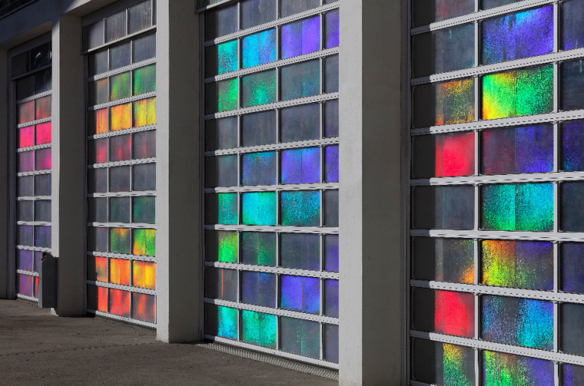 La coupole des Galeries Lafayette transformée en arc-en-ciel avec l’œuvre de Kimsooja