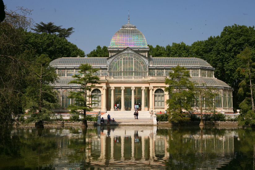 La coupole des Galeries Lafayette transformée en arc-en-ciel avec l’œuvre de Kimsooja