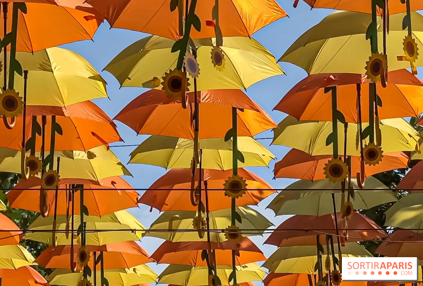 Un ciel de parapluies et tournesols à Bercy Village, l'installation magique de Patrícia Cunha