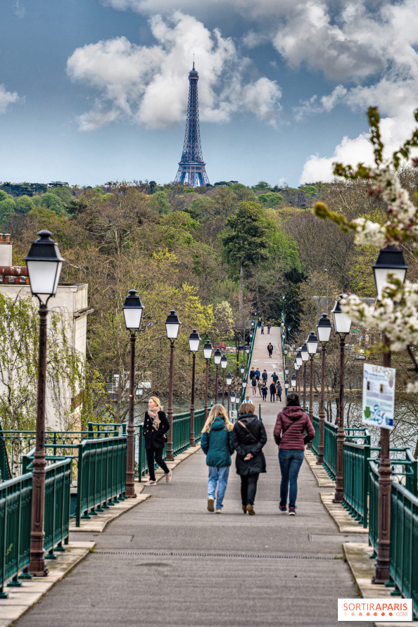  la Passerelle de l'Avre à Saint-Cloud et sa vue Tour Eiffel