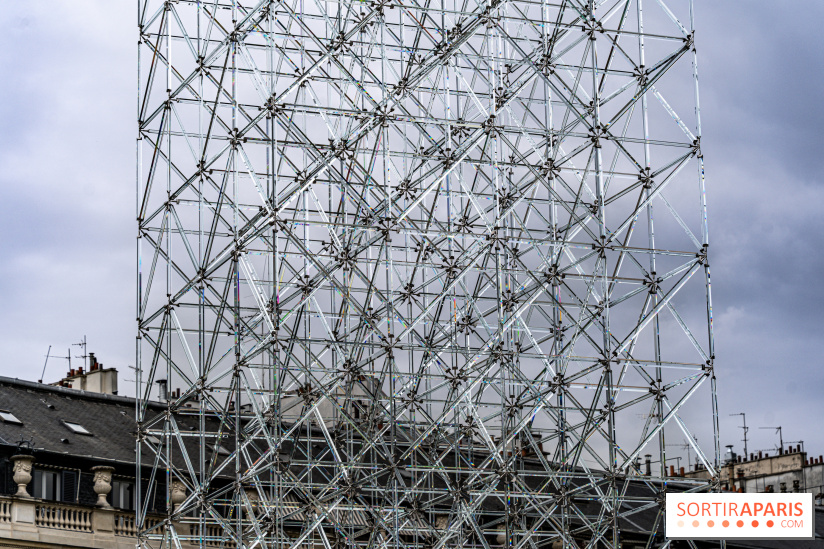 Réflexions d'Emmanuel Barrois, Une installation monumentale insolite au Jardin du Palais Royal