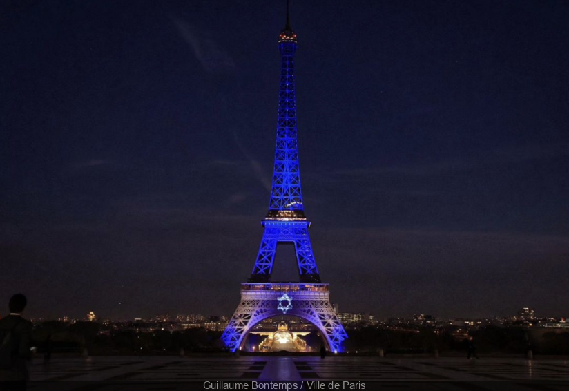 La Tour Eiffel, illuminée aux couleurs d'Israel, en soutien aux victimes