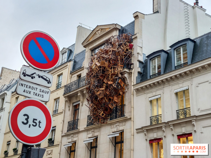 Paris : quel est cet empilement de chaises suspendu à un immeuble ?
