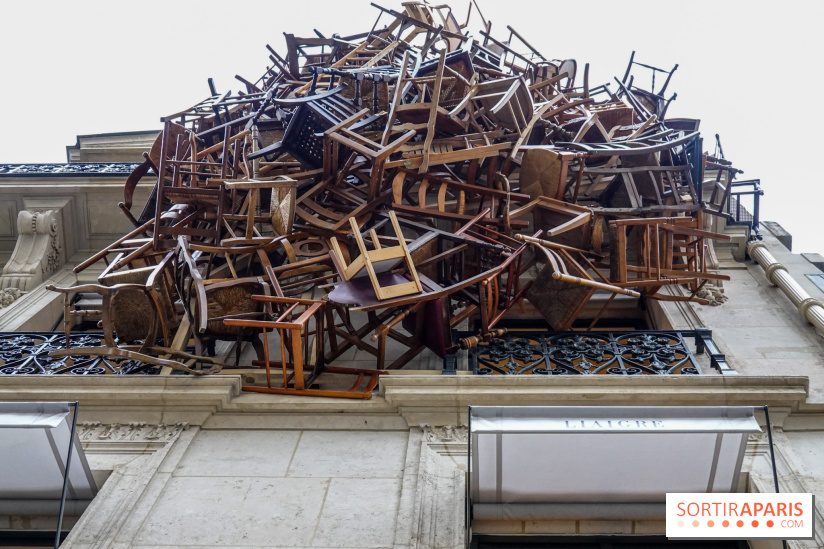 Paris : quel est cet empilement de chaises suspendu à un immeuble ?