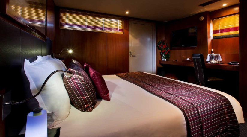 Nuit insolite au fil de l'eau, face à la Tour Eiffel