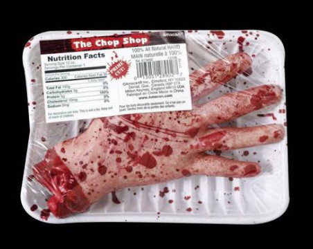 Une barquette de main humaine coupée ensanglantée 