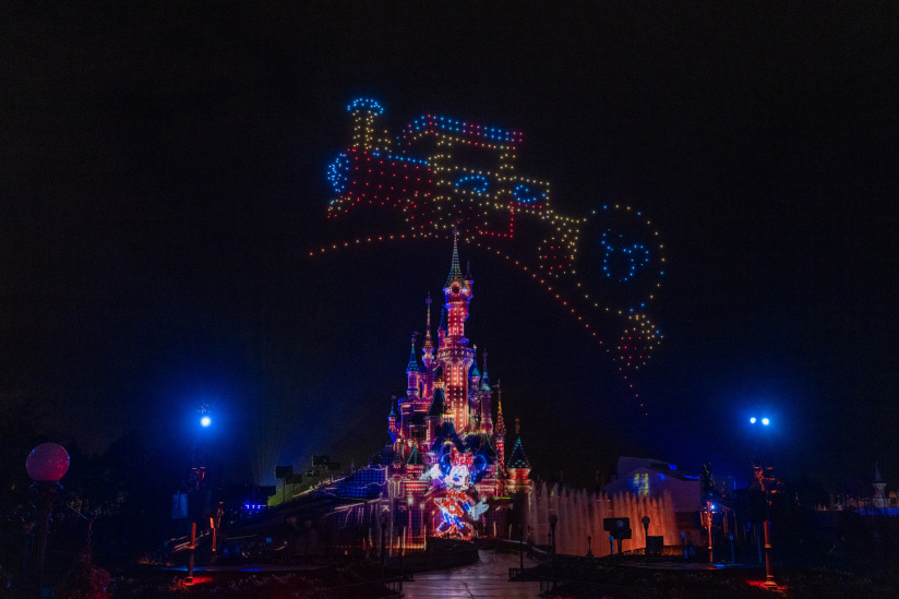 Disney Electrical Sky Parade, une parade aérienne nocturne avec un show