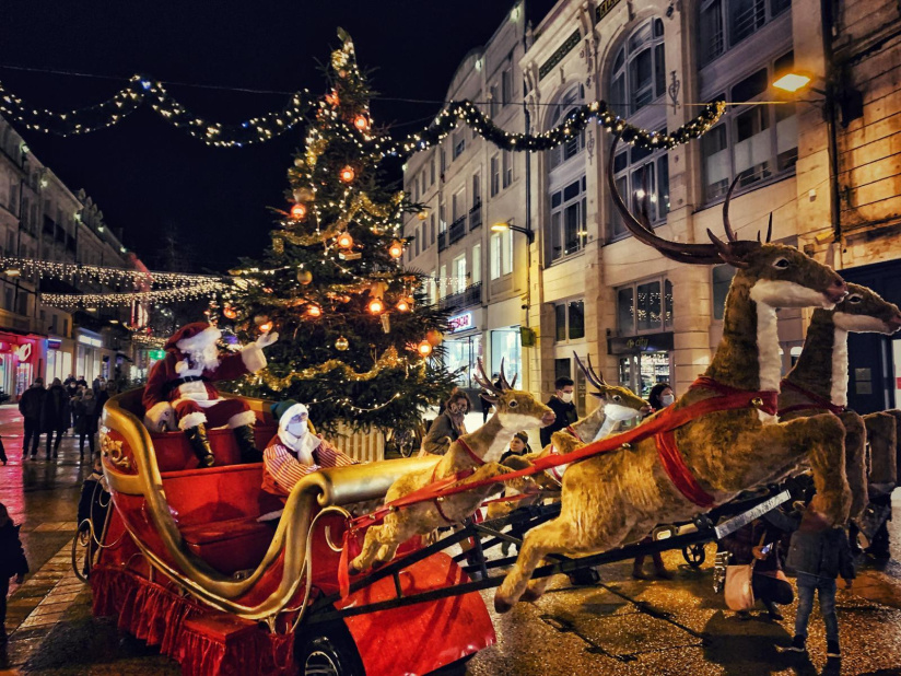 Christmas 2024 in Paris: a sky of luminous bouquets of mistletoe and festive activities at Bercy Village