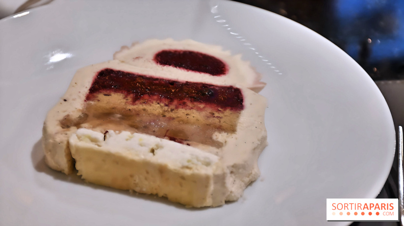 Fleurs d'hiver, la Bûche de Noël 2024 raffinée inspirée du Mont-Blanc par Léandre Vivier au Burgundy