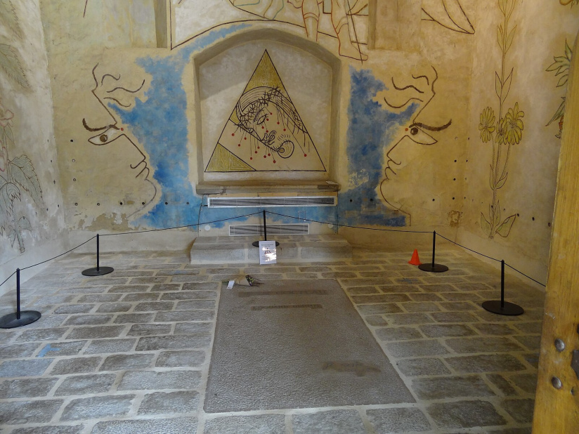 Intérieur de la chapelle avec décorations de Cocteau
