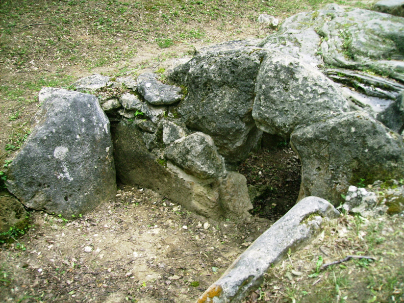 Cet étonnant Dolmen situé en Île-de-France cache une chambre funéraire, vestige du mégalithique