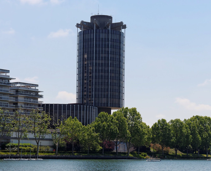 Cette mairie ultra moderne de région parisienne prend la forme d'un gratte ciel