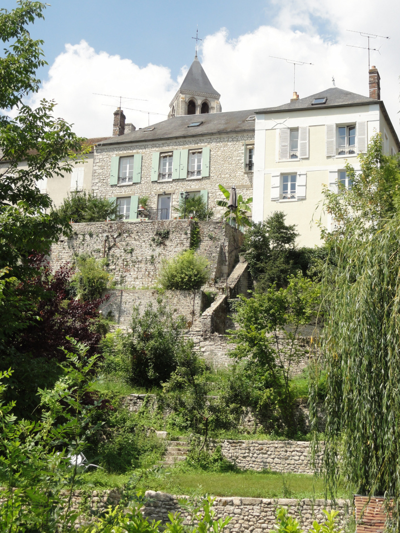 Cette cité médiévale aux jardins suspendus est un trésor du patrimoine d'Île-de-France