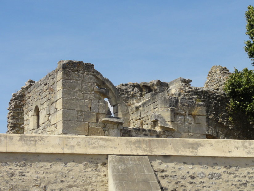 Ce cimetière francilien abrite les vestiges d'une des plus anciennes églises du Vexin