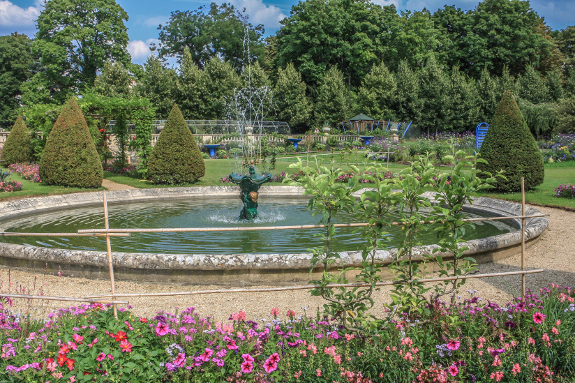 En région parisienne, un charmant jardin à l'anglaise dominé par une villa à l'italienne