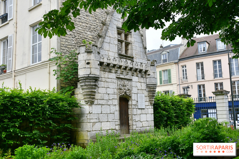 D'où vient cette intrigante façade de la renaissance plantée dans un jardin municipal ?