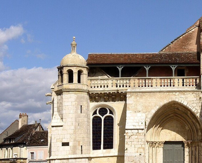 Au cœur d'une cité médiévale, cette église cache une lanterne des morts