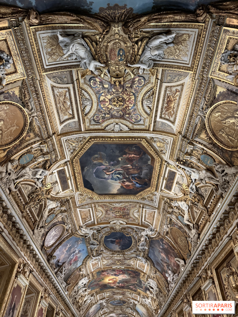 Musée du Louvre : Pourquoi la galerie d'Apollon est-elle considérée comme l'ancêtre de la galerie des Glaces de Versailles ?