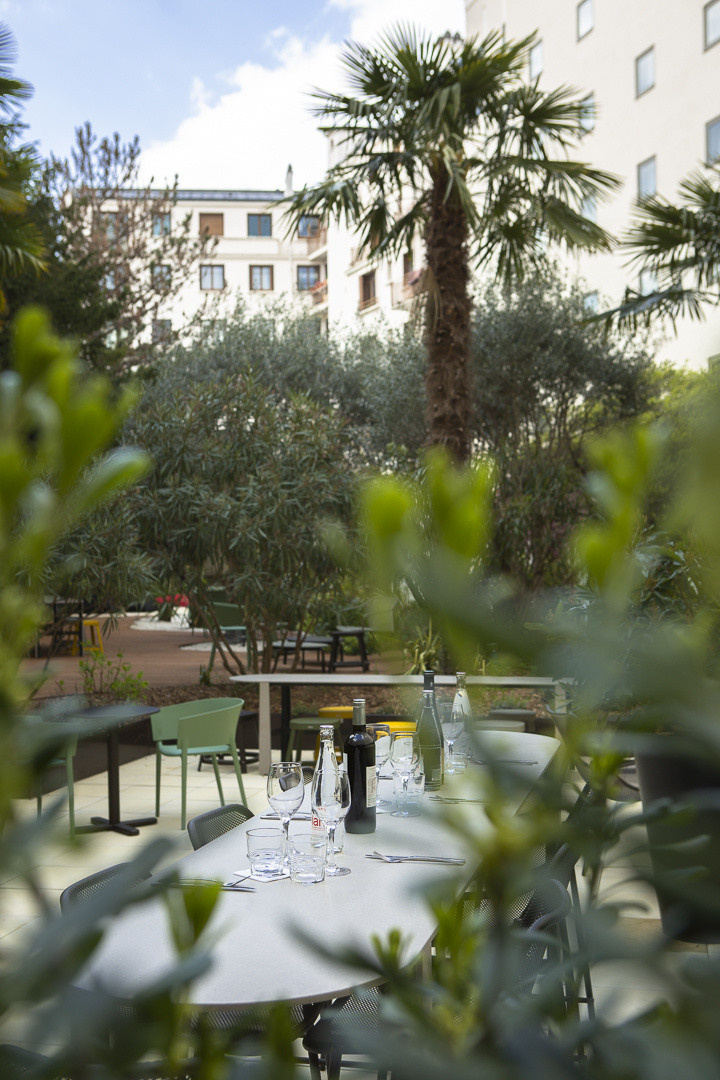 Une terrasse verdoyante et dépaysante au cœur d'un jardin méditerranéen à Paris