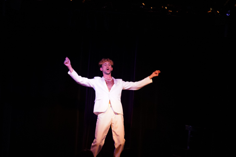 Allié.e.s et plus si affinités : le seul en scène de Valentin Lacouture au théâtre Le Bout