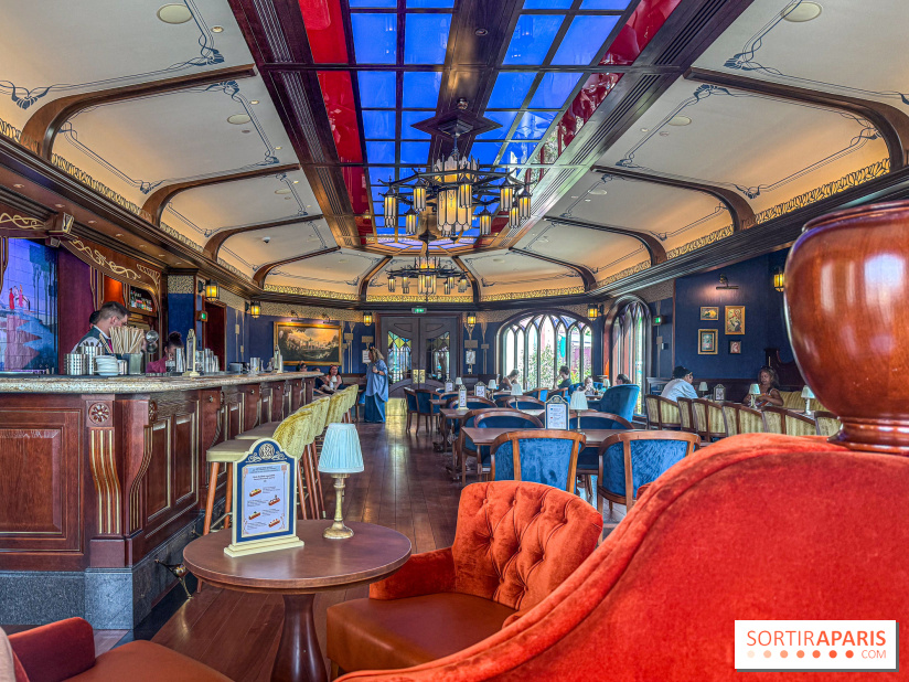 The Regal View Lounge à Disneyland Paris : le bar royal avec vue sur Adventure Bay, notre avis