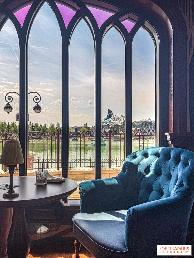 The Regal View Lounge à Disneyland Paris : le bar royal avec vue sur Adventure Bay, notre avis
