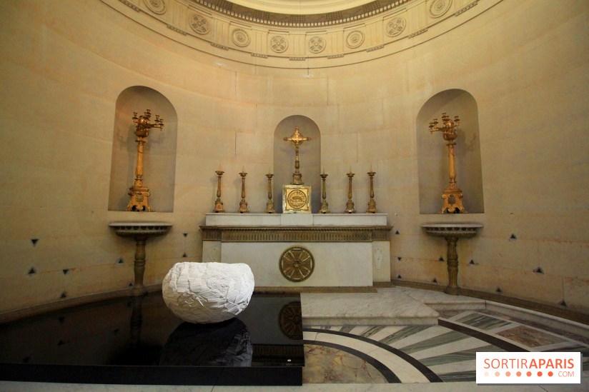 Un monde de plis à la chapelle Expiatoire