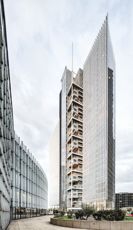 Insolite : Gravir les marches de la Tour Trinity à La Défense en VTT, le défi d'Aurélien Fontenoy