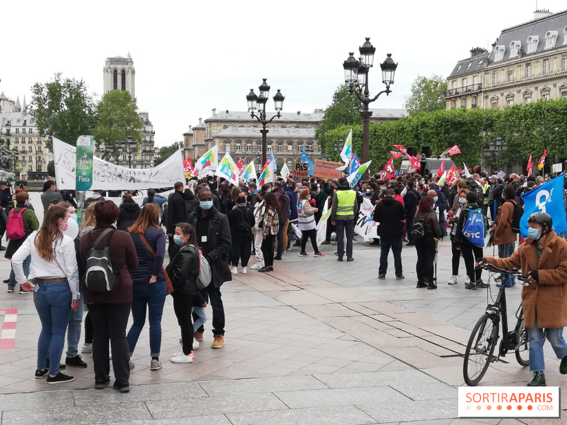 Manifestation des agents parisiens contre l'augmentation du temps de travail devant l'Hôtel de Ville