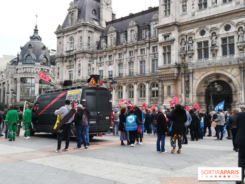 Manifestation des agents parisiens contre l'augmentation du temps de travail devant l'Hôtel de Ville