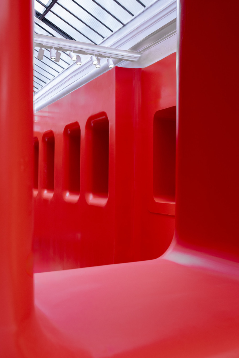 Pop up immersif H&M : collections capsule et mode de seconde-main dans un décor futuriste à Paris