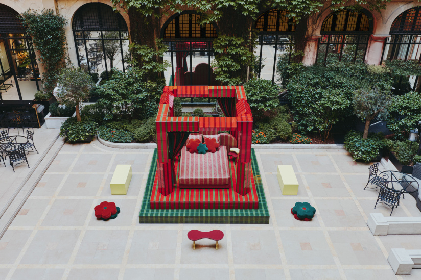 Plaza Athénée : une installation design XXL gratuite signée Uchronia exposée dans la cour du palace