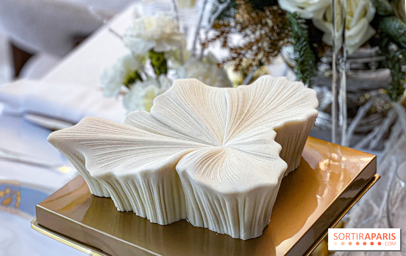 Bûche de Noël Fleur de Vanille du Shangri-La Paris 2025 par Timothy Lan, une création haute couture