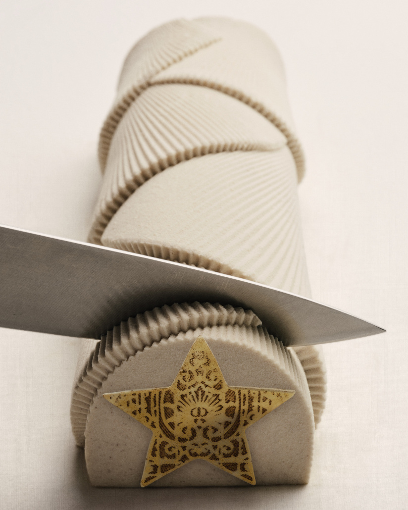 La bûche de Noël 2025 de la Maison Dior, une création couture par le chef multiétoilé Yannick Alléno