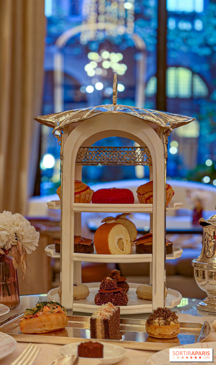 Noël 2025 au Plaza Athénée : tea time festif en famille, patinoire enchantée et chalet-raclette