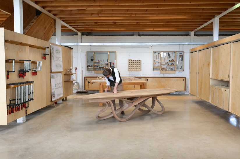 Du mobilier tout en courbes investit l’Hôtel de Sully pour la Paris Design Week 2026