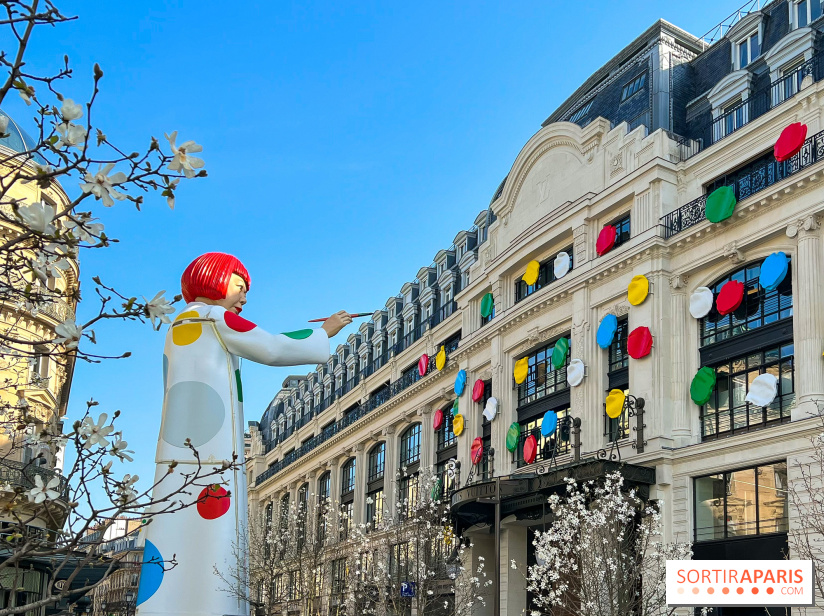 La gigantesque Yayoi Kusama devant le siège de Louis Vuitton, face à la Samaritaine