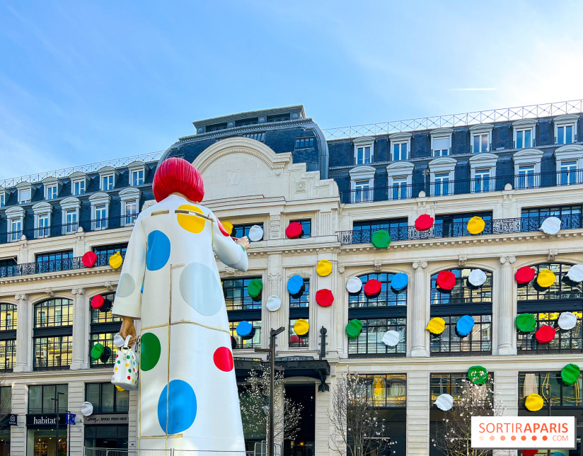 La gigantesque Yayoi Kusama devant le siège de Louis Vuitton, face à la Samaritaine