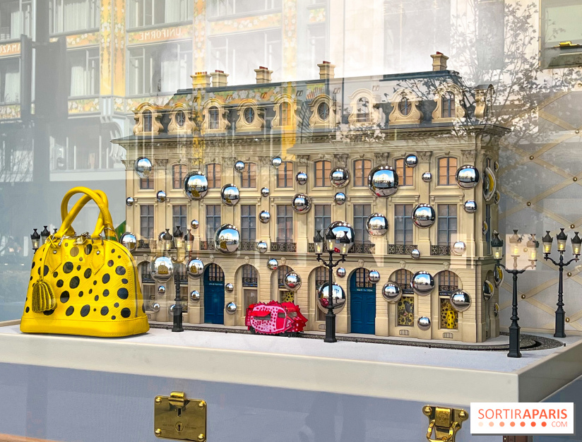 La gigantesque Yayoi Kusama devant le siège de Louis Vuitton, face à la Samaritaine