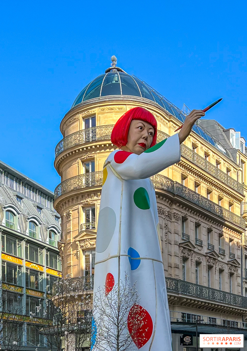 La gigantesque Yayoi Kusama devant le siège de Louis Vuitton, face à la Samaritaine