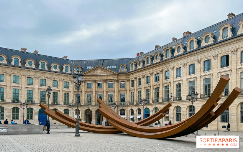 Les imposantes installations en acier de l'artiste Bernar Venet sur la Place Vendôme