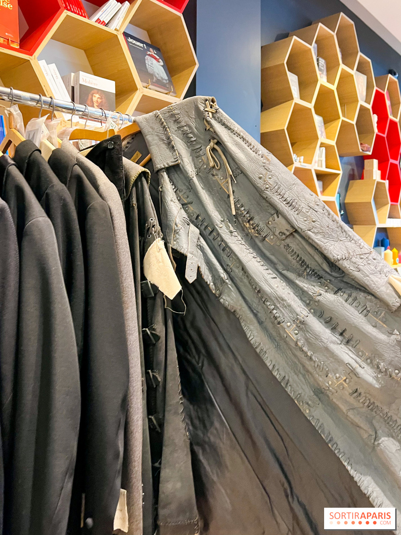 Insolite : la Comédie Française organise une vente hebdomadaire de ses anciens costumes à Paris
